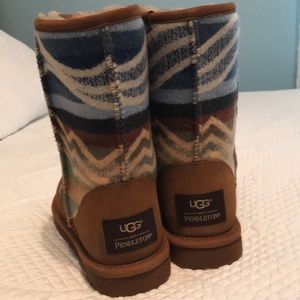 UGG & Pendleton rare! Size 6